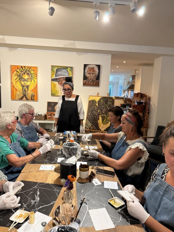 Groep deelnemers rond de tafel tijdens een kintsugi workshop
