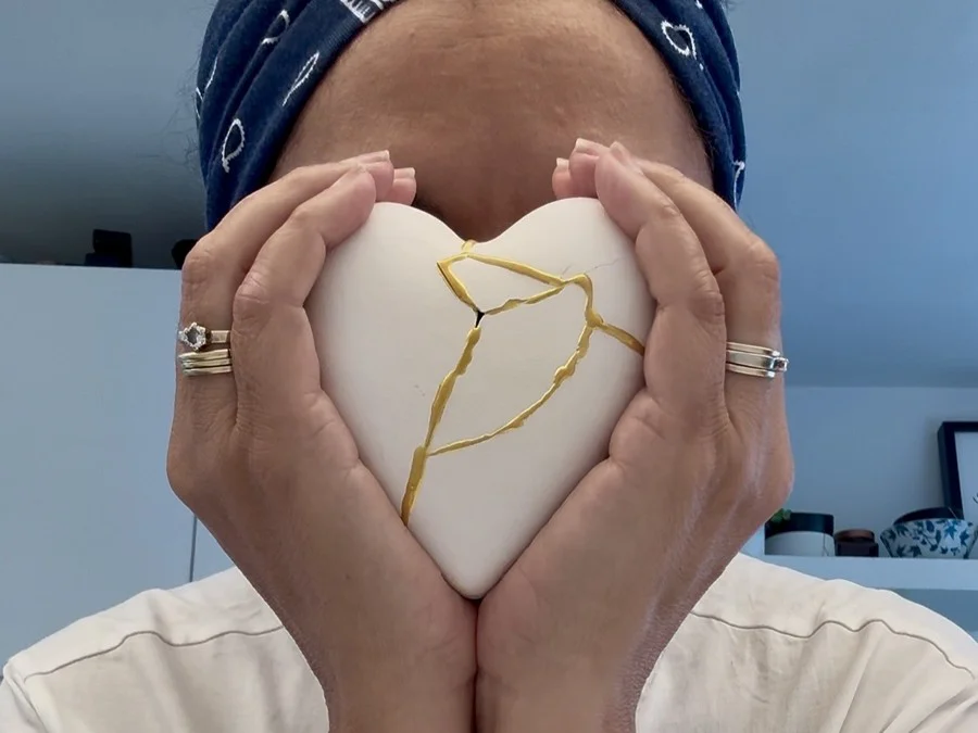 Deelnemer werkt aan een kintsugi hart tijdens de workshop
