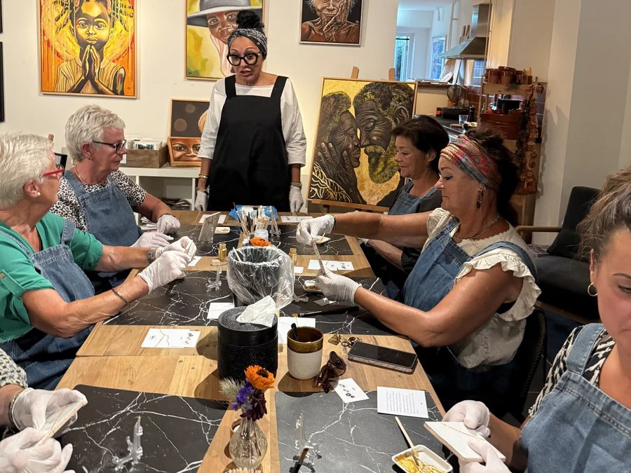 Groep deelnemers werkt samen aan een kintsugi-herstel in de studio